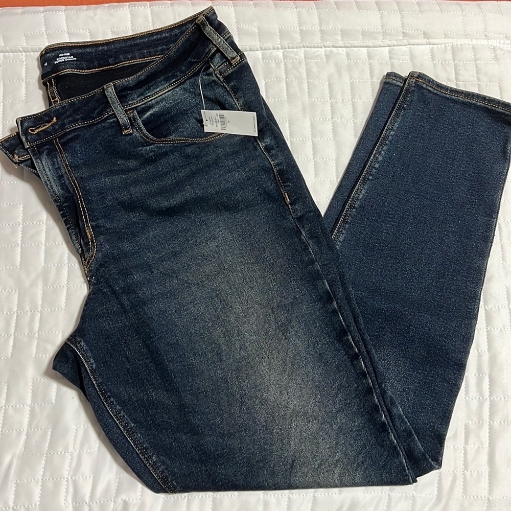 NWT Old Navy Rockstar Super Skinny Jeans